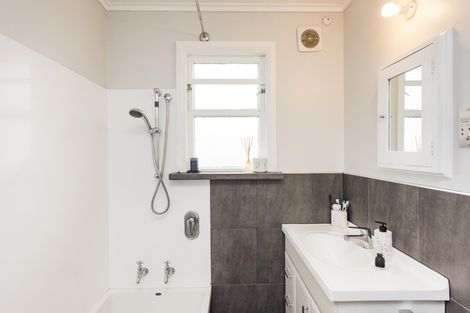 Photo of property in 17 Liverpool Street, Takaro, Palmerston North, 4412