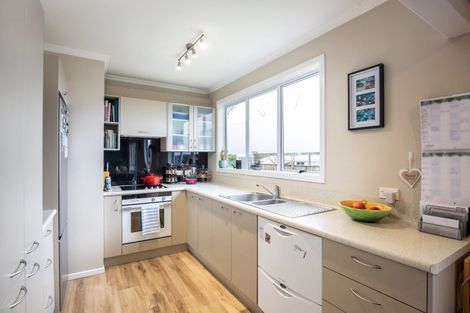 Photo of property in 18 Pukatea Street, Inglewood, 4330