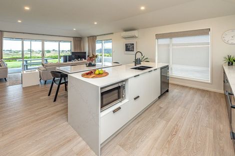 Photo of property in 37 Magnolia Crescent, Tawhero, Whanganui, 4501