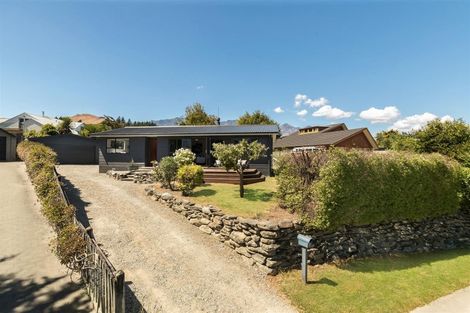 Photo of property in 7 Larch Court, Kelvin Heights, Queenstown, 9300