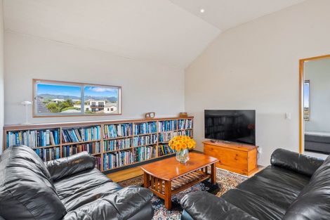 Photo of property in 17 Major Durie Place, Waikanae Beach, Waikanae, 5036