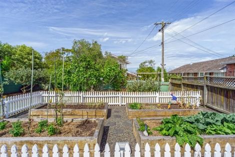 Photo of property in 17 Gladstone Road, Northcote, Auckland, 0627