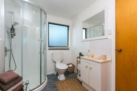 Photo of property in 3 Lindaver Grove, Merrilands, New Plymouth, 4312