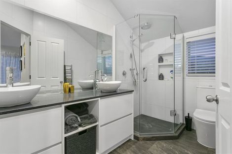 Photo of property in 1/148 Beach Road, Campbells Bay, Auckland, 0630