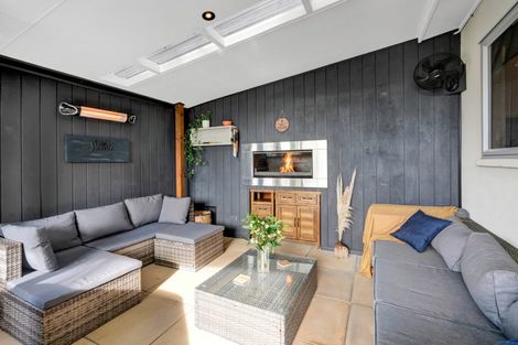 Photo of property in 10 Caledonia Place, Highlands Park, New Plymouth, 4312