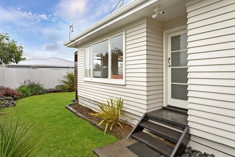Photo of property in 2/99 Hobsonville Road, West Harbour, Auckland, 0618