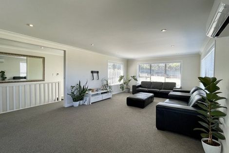 Photo of property in 2/5 Howard Road, Northcote, Auckland, 0627