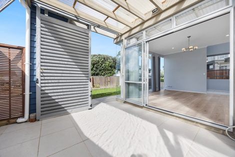 Photo of property in 10 Lupetti Rise, West Harbour, Auckland, 0618