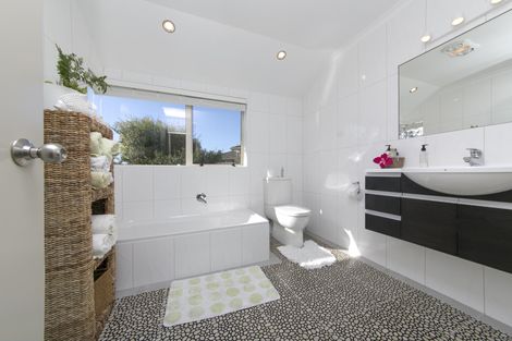 Photo of property in 6 Applemoors Way, Riverhead, 0820