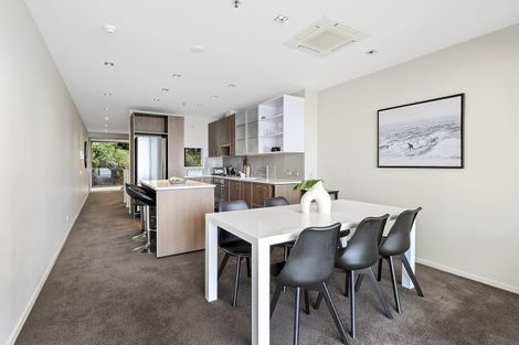 Photo of property in Patent 326 Apartments, 207s/326 Evans Bay Parade, Hataitai, Wellington, 6021