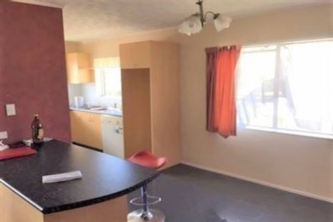 Photo of property in 5 Talavera Place, Te Atatu South, Auckland, 0602