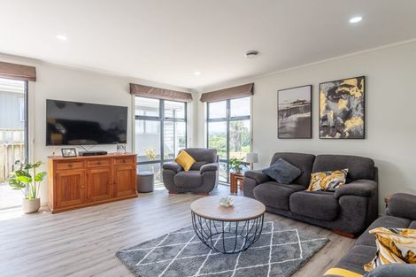 Photo of property in 42 Kenepuru Drive, Tawa, Wellington, 5028
