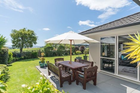 Photo of property in 87 Ruapehu Drive, Fitzherbert, Palmerston North, 4410