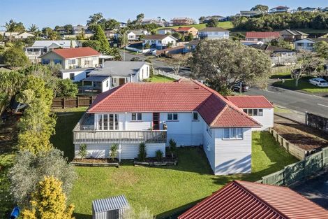 Photo of property in 77 West Harbour Drive, West Harbour, Auckland, 0618