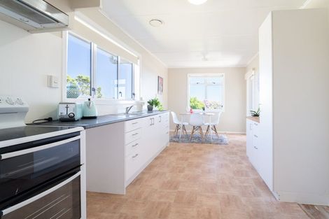 Photo of property in 5 Kenmore Street, Newlands, Wellington, 6037