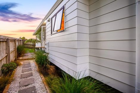 Photo of property in 2/22 Elizabeth Drive, West Harbour, Auckland, 0618