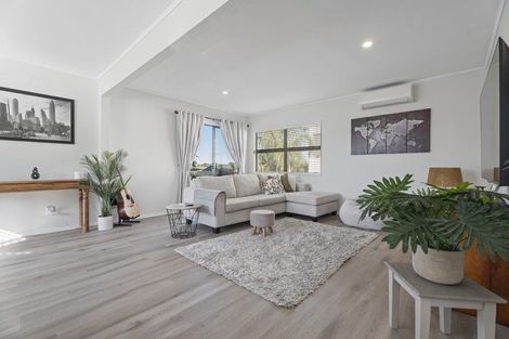 Photo of property in 27 Pohutukawa Avenue, Shelly Park, Auckland, 2014