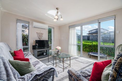 Photo of property in 37 Bradnor Meadows Drive, Swanson, Auckland, 0612