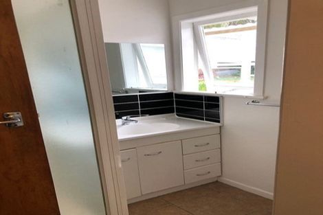 Photo of property in 37 Kenmore Street, Newlands, Wellington, 6037