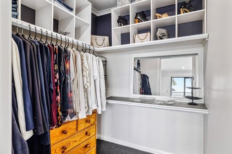 Photo of property in 3 Saint Heliers Grove, Fitzherbert, Palmerston North, 4410