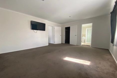 Photo of property in 16 Andover Way, Goodwood Heights, Auckland, 2105