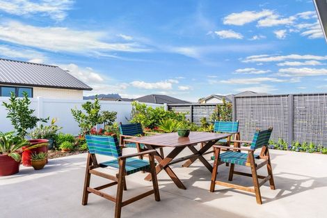 Photo of property in 98 Kaurinui Crescent, One Tree Point, 0118