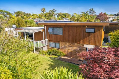 Photo of property in 2/2 Carl Place, Unsworth Heights, Auckland, 0632