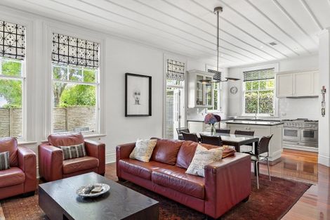 Photo of property in 21 Selwyn Terrace, Thorndon, Wellington, 6011