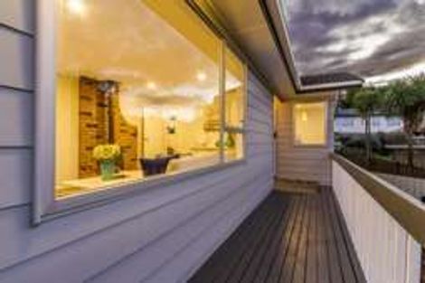 Photo of property in 17 Wanita Place, Totara Vale, Auckland, 0629