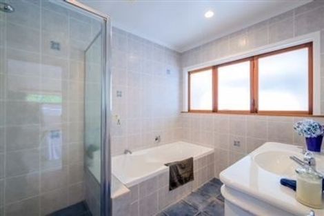 Photo of property in 6 Shearwater Rise, Rothesay Bay, Auckland, 0630