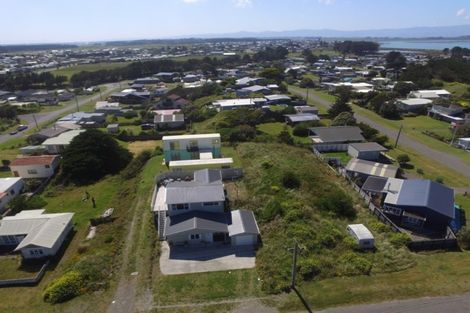 Photo of property in 35 Marine Parade South, Foxton Beach, Foxton, 4815