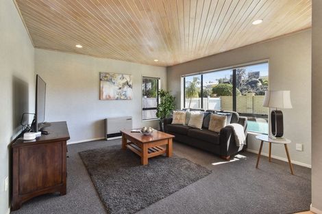 Photo of property in 25 Reynard Terrace, Conifer Grove, Takanini, 2112