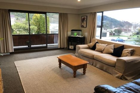 Photo of property in 6 Helvetia Grove, Naenae, Lower Hutt, 5011