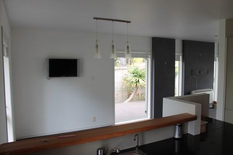 Photo of property in 92 Shakespeare Road, Milford, Auckland, 0620