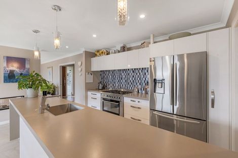 Photo of property in 11 Monaco Grove, Fitzherbert, Palmerston North, 4410