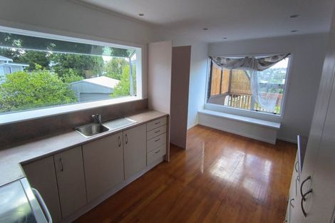 Photo of property in 327 Wairau Road, Totara Vale, Auckland, 0627