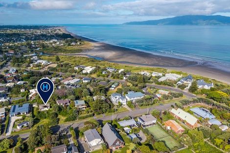 Photo of property in 16 Hughes Street, Waikanae Beach, Waikanae, 5036