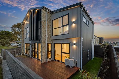 Photo of property in 1/31 Akoranga Drive, Northcote, Auckland, 0627