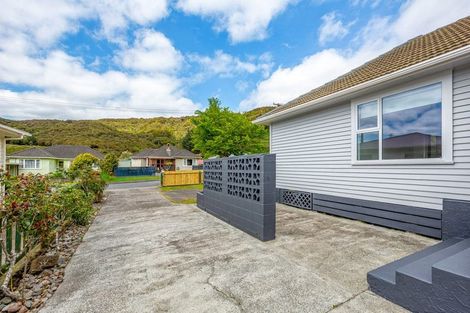 Photo of property in 52 Lees Grove, Wainuiomata, Lower Hutt, 5014