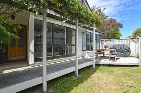 Photo of property in 15 Whirinaki Crescent, Heretaunga, Upper Hutt, 5018