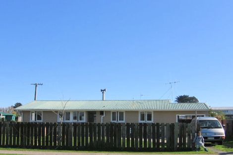 Photo of property in 19 Linklater Avenue, Foxton Beach, Foxton, 4815