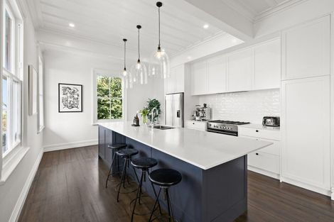 Photo of property in 15 Sealy Road, Bluff Hill, Napier, 4110