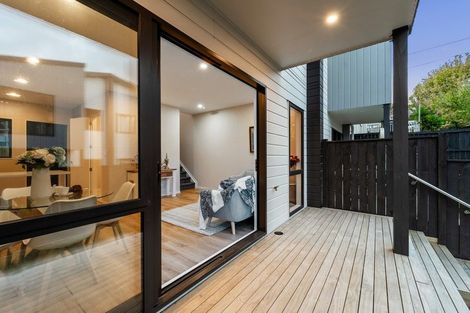 Photo of property in 10 Don Oliver Lane, Glen Eden, 0602