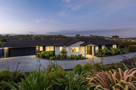 Photo of property in 60 Roberts Road, Matakatia, Whangaparaoa, 0930