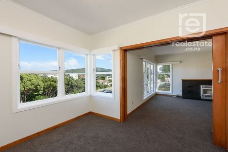 Photo of property in 70 Northland Road, Northland, Wellington, 6012