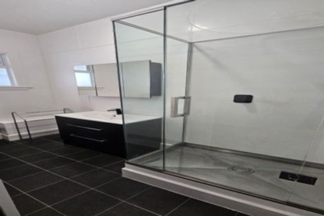 Photo of property in Devonport Apartments, 38/127 Saint Aubyn Street, New Plymouth, 4310