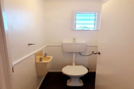 Photo of property in 8 Aplin Place, Birkdale, Auckland, 0626