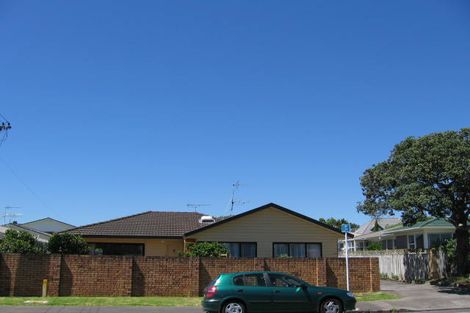 Photo of property in 2/12 Shakespeare Road, Milford, Auckland, 0620
