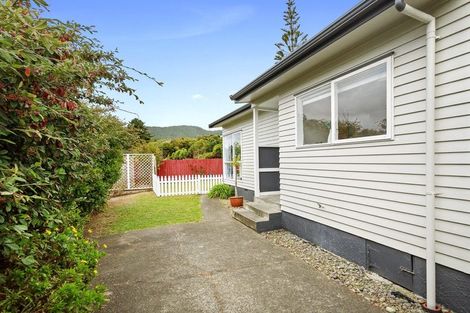 Photo of property in 9 Redwood Avenue, Tawa, Wellington, 5028