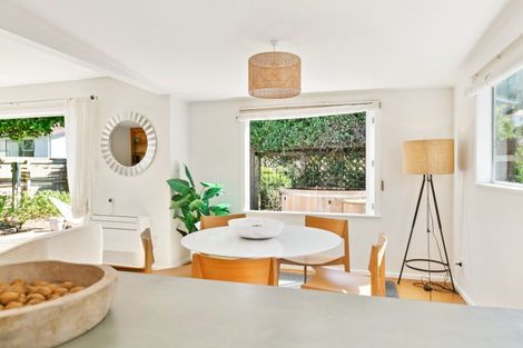 Photo of property in 174 Queens Drive, Lyall Bay, Wellington, 6022